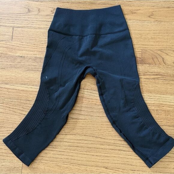 Lululemon In The Flow Black Cropped Leggings Sz 2 - Picture 3 of 4